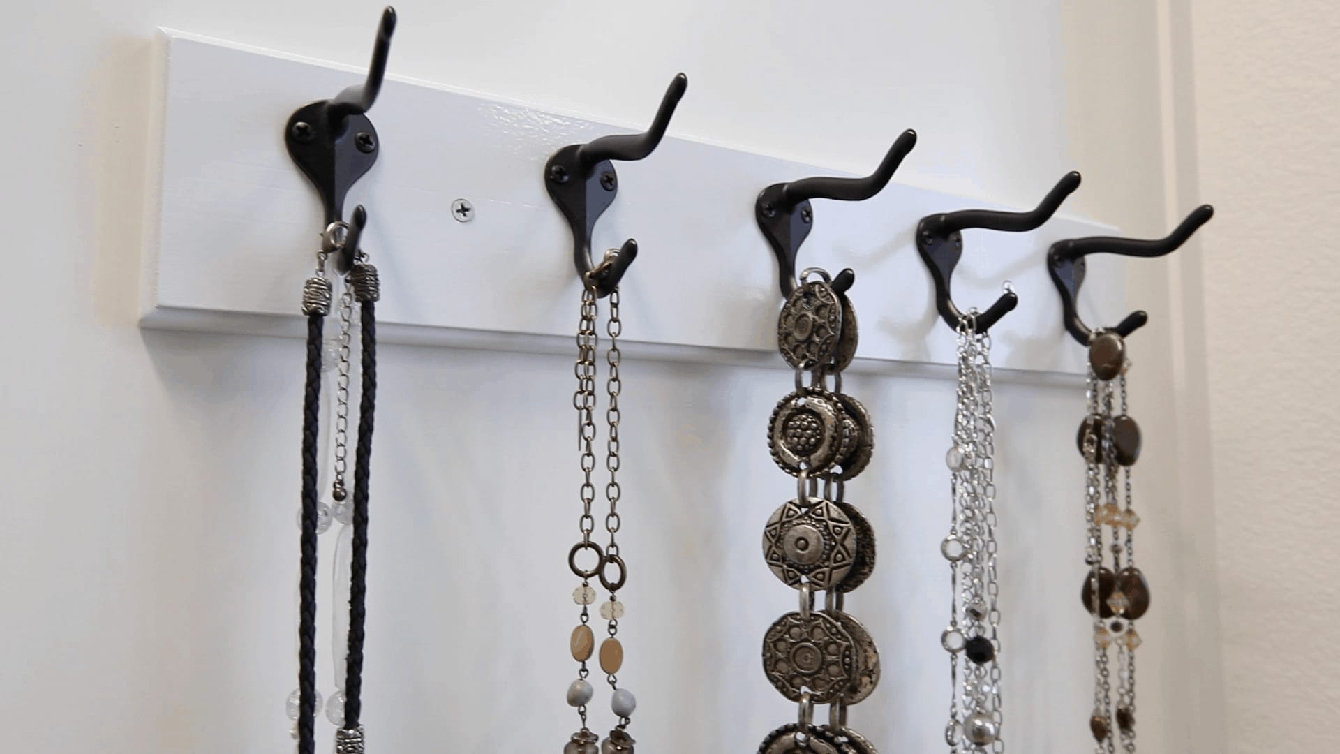 https://www.thegeekpub.com/wp-content/uploads/2015/06/How-to-Make-Decorative-Closet-Hangers1.jpg