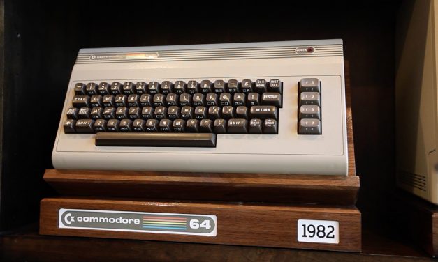 Retro Computer Display Stand for C64 and Macintosh